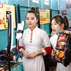 Ngày mở cửa hội chợ triển lãm Trung Quốc-ASEAN: Người dân bận rộn trên Taobao
